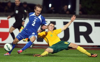 El bosnio Vrsajevic se lleva el balón ante un rival. (Petras MALUKAS / AFP PHOTO)