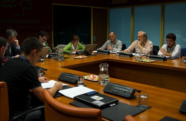 Los representantes de los alcaldes, en la comisión de derechos humanos. (Raúl BOGAJO/ARGAZKI PRESS)