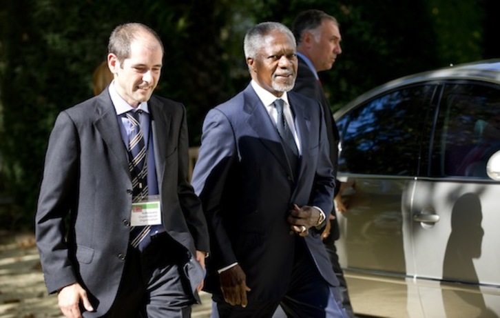 Paul Rios, de Lokarri, junto al ex secretario general de la ONU, Kofi Annan, durante la Conferencia Internacional celebrada en Donostia en 2011. (Raul BOGAJO/ARGAZKI PRESS)