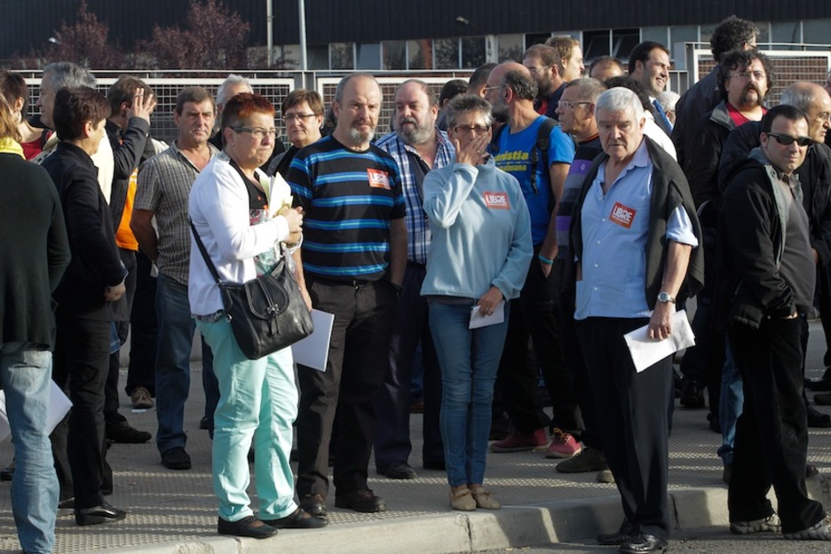 Encausados y familiares antes de que comenzara el juicio. (Marta JARA/ARGAZKI PRESS)