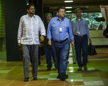 Kolonbiar Gobernuarekin Kuban negoziatzen ari diren FARCeko kideak. (Yamil LAGE/AFP PHOTO)