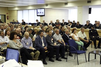 Procesados y abogados aguardan antes de entrar en la Audiencia Nacional. (J. DANAE/ARGAZKI PRESS)