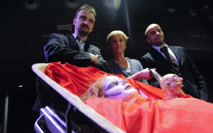 Trajes oscuros y cadáveres en féretros para presentar la Semana. (Jagoba MANTEROLA / ARGAZKI PRESS)