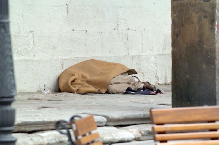 Una persona durmiendo en la calle, en Bilbo. (Luis JAUREGIALTZO/ARGAZKI PRESS)