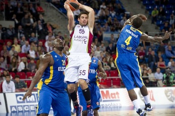 Causeur busca una línea de pase entre la defensa israelí. (Raúl BOGAJO / ARGAZKI PRESS)