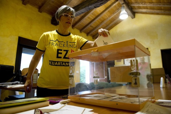 Una vecina de Kuartango deposita su voto en la consulta sobre el fracking. (Raúl BOGAJO / ARGAZKI PRESS)