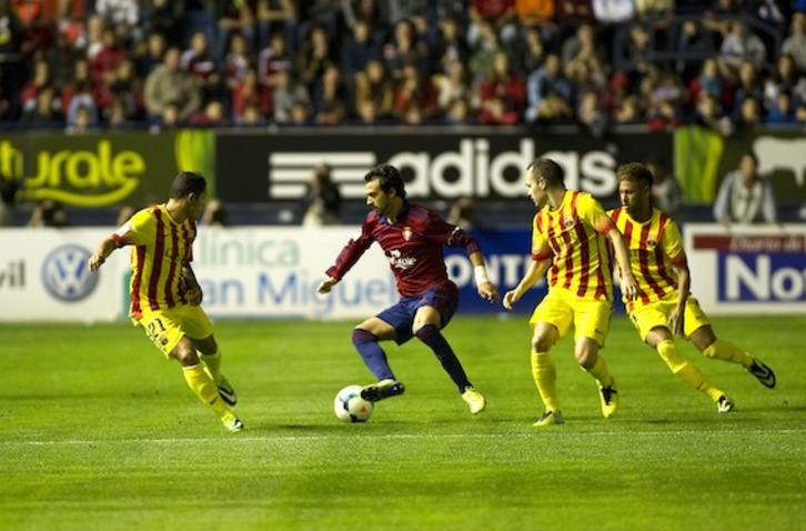 De las Cuevas trata de zafarse de la presión barcelonista. (Idoia ZABALETA / ARGAZKI PRESS)