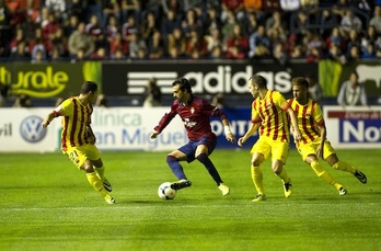 De las Cuevas trata de zafarse de la presión barcelonista. (Idoia ZABALETA / ARGAZKI PRESS)