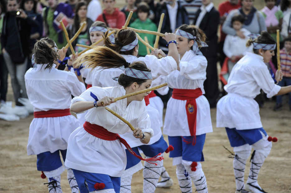 Dantzariak irekiera ekitaldian. (Jagoba MANTEROLA / ARGAZKI PRESS)