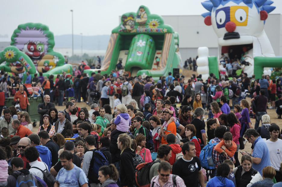 Milaka euskaltzalek bat egin dute Argia ikastolaren aldeko jaialdian. (Jagoba MANTEROLA / ARGAZKI PRESS)