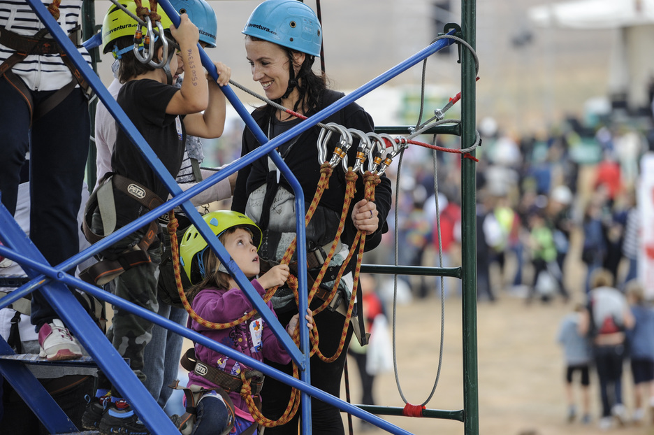 Abentura parkean gozatzeko aukera izan dute Tuterara hurbildu direnek. ( Jagoba MANTEROLA / ARGAZKI PRESS)