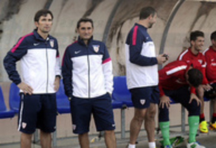 Valverde, en el centro, en el amistoso disputado ante el Mirandés. (Marisol RAMIREZ/ARGAZKI PRESS)