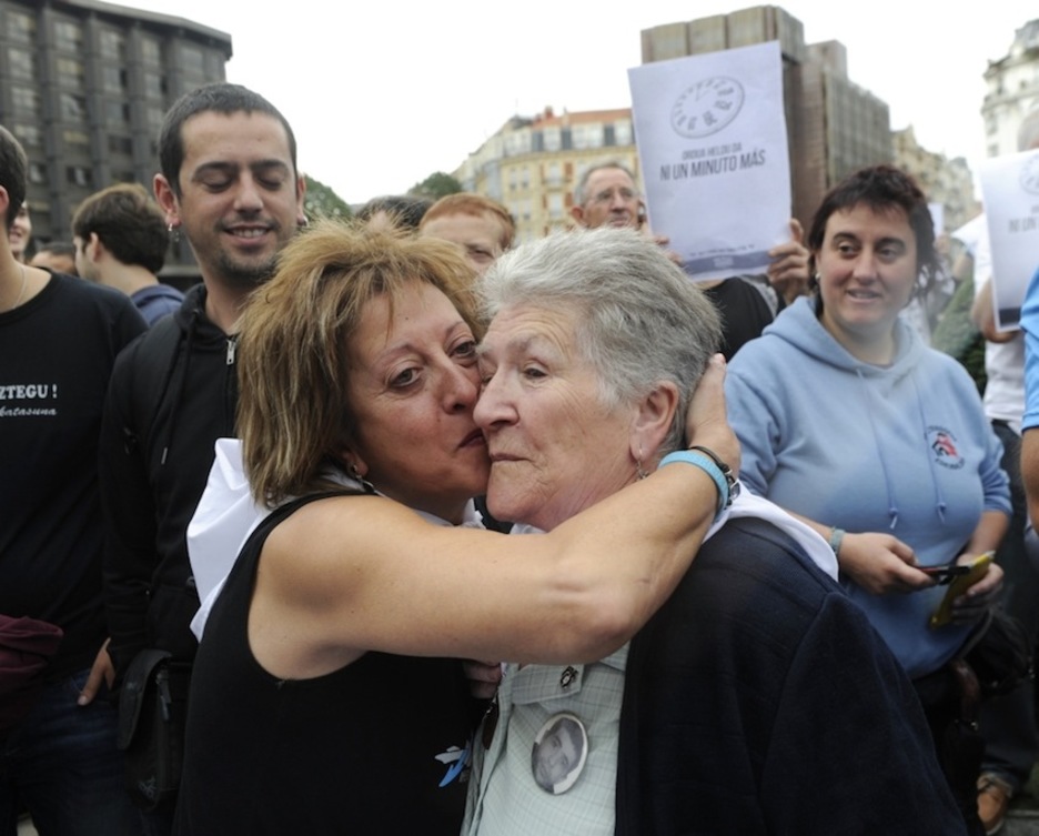 Abrazos y emoción entre familiares de presos. (ARGAZKI PRESS)