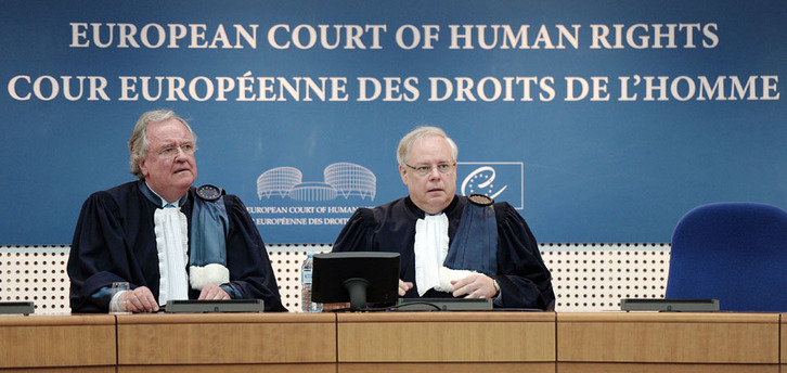 Dean Spielmann (derecha), presidente del Tribunal de Derechos Humanos, durante la lectura de la sentencia. (Frederick FLORIN/AFP) 