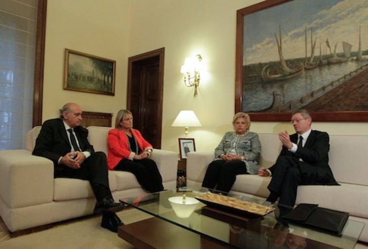 Ruiz-Gallardón y Fernández Díaz, junto a Mari Mar Blanco y Ángeles Pedraza. (Marta JARA/ARGAZKI PRESS)