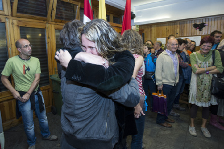 Familiares y amigos de Inés del Río se abrazan tras conocer la sentencia en el Arrano de Iruñea. (Iñigo URIZ/ARGAZKI PRESS)