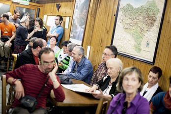 Familiares y amigos se abrazan tras conocer la noticia. (Iñigo URIZ/ARGAZKI PRESS)