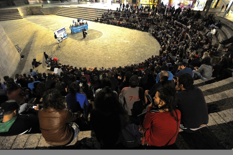 Acto celebrado por la noche en la plaza de los Fueros de Gasteiz. (Juanan RUIZ / ARGAZKI PRESS)