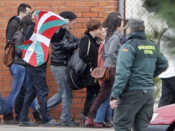 Inés del Río, junto a la abogada Amaia Izko y otros allegados, tras abandonar la cárcel de Teixeiro. (Salomé MONTES/AFP)
