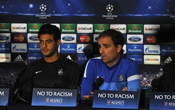 El entrenador de la Real, Jagoba Arrasate, junto al mexicano Carlos Vela. (Paul ELLIS/AFP PHOTO)