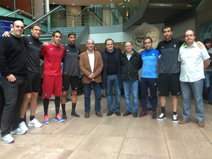 Garitano eta Izagirre, Realeko entrenatzaile, jokalari eta zuzendariarekin Manchesterren. (NAIZ.INFO)