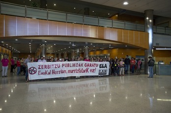 ELA y LAB se han concentrado bajo el lema «Zerbitzu publikoak garatu. Euskal Herrian, murrizketarik ez». (Juanan RUIZ / ARGAZKI PRESS)