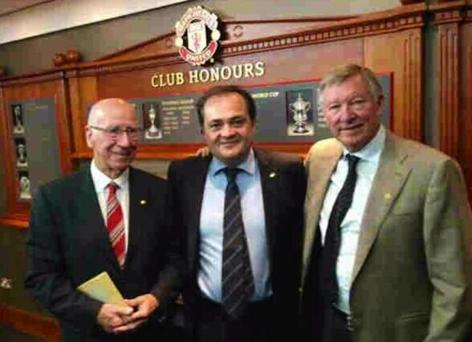 El presidente de la Real, Jokin Aperribay, con dos leyendas como Bobby Charlton y Alex Ferguson. (@realsociedad)