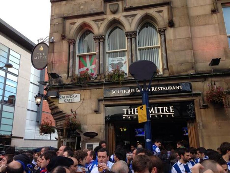 Ikurriña y banderola por los presos en un pub. (NAIZ.INFO) Ikurriña y banderola por los presos en un pub. (NAIZ.INFO)