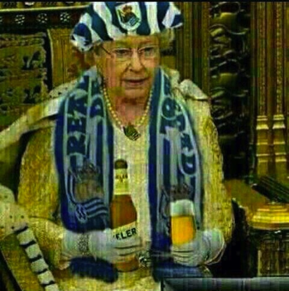 Fotomontaje de la Reina Isabel II con los colores de la Real. (Twiter) Fotomontaje de la Reina Isabel II con los colores de la Real. (Twiter)