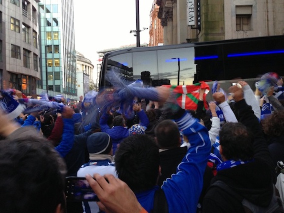 Numerosos seguidores animan al equipo de camino a Old Trafford. (NAIZ.INFO)