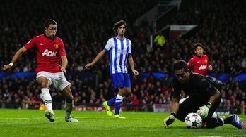 Claudio Bravo, que ha hecho un buen partido, detiene un disparo de Javier Hernández. (Andrew YATES/AFP PHOTO)