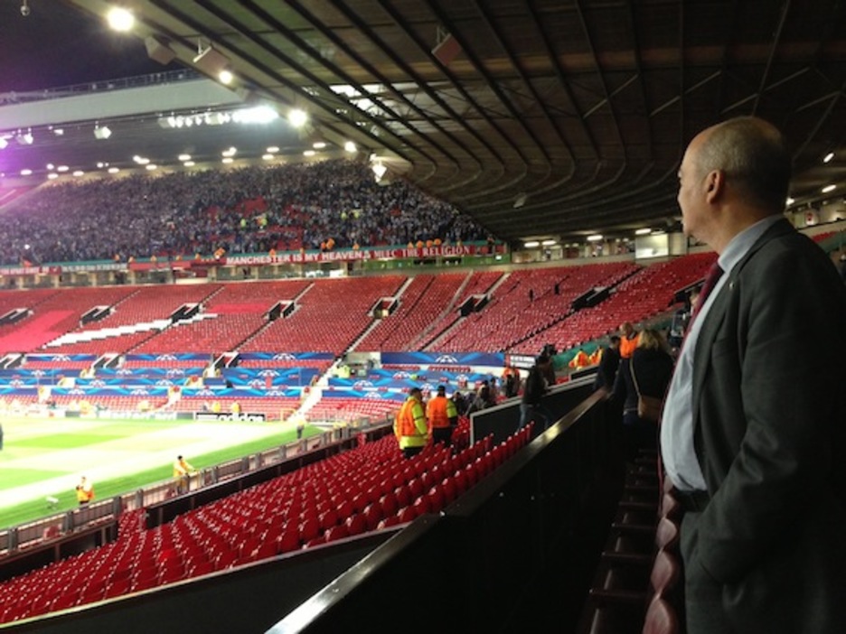 El diputado general de Gipuzkoa, Martin Garitano, mira a la grada donde han estado los aficionados de la Real. (NAIZ.INFO)