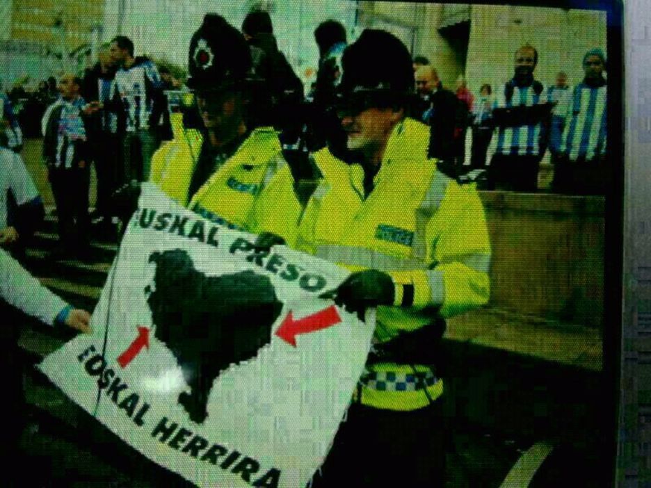 Dos policías de Manchester, con una banderola por los presos. (NAIZ.INFO)