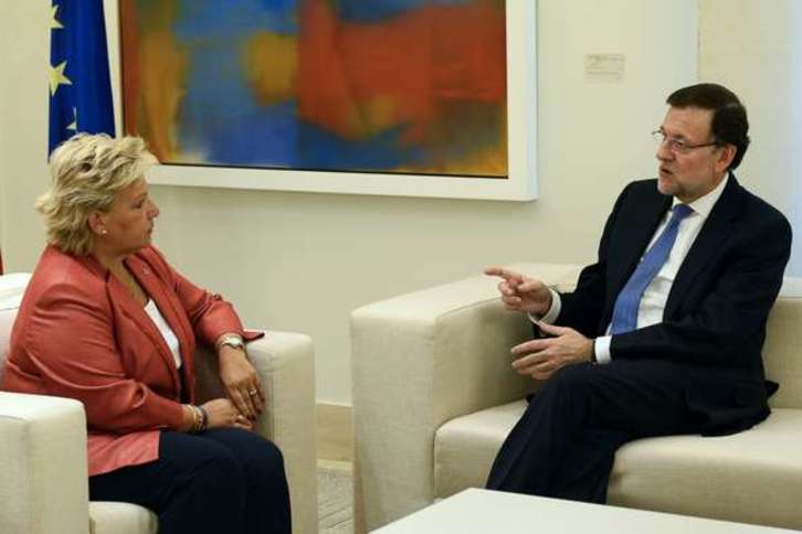Rajoy, durante la reunión que mantuvo este miércoles con la presidente de la AVT, Ángeles Pedraza. (Pierre-Philippe MARCOU/AFP)