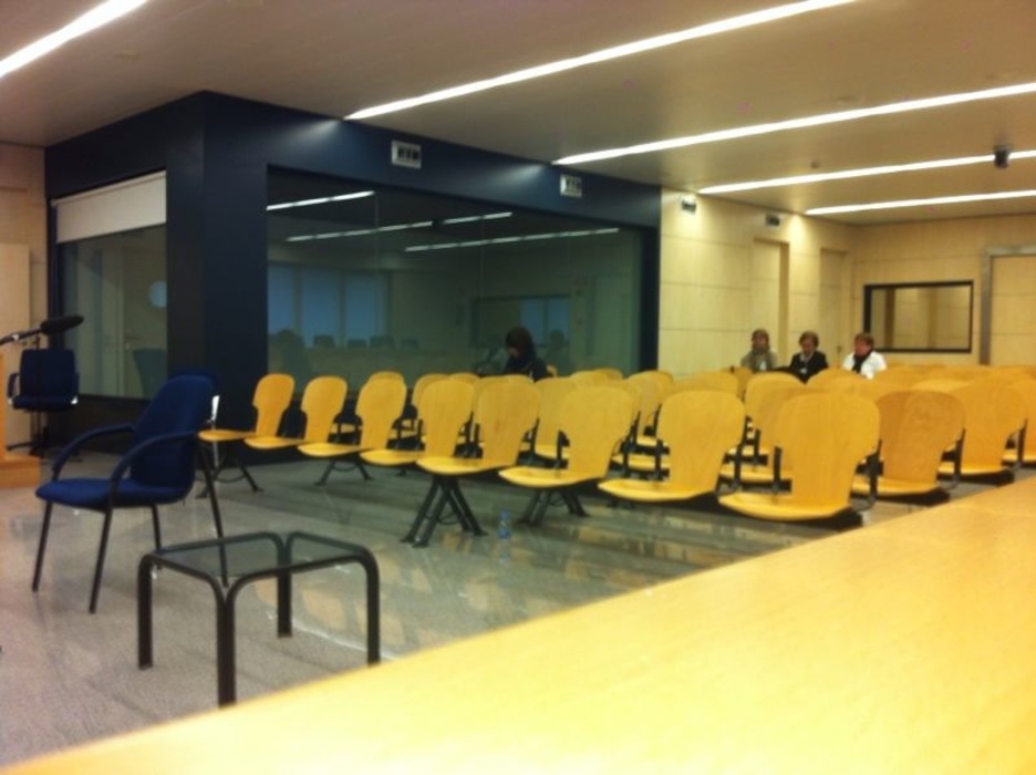 Así ha quedado la sala de la AN después de que los jóvenes juzgados la hayan abandonado. (NAIZ.INFO) Así ha quedado la sala de la AN después de que los jóvenes juzgados la hayan abandonado. (NAIZ.INFO)