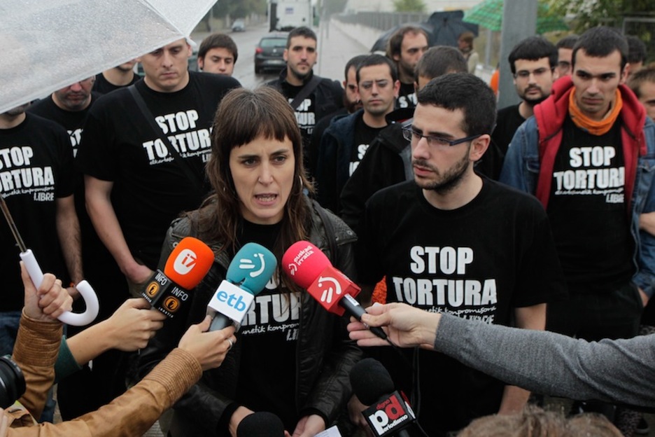 Auzitegi Nazionalaren atarian torturak jasan izan salatu dute auzipetuek. (NAIZ.INFO) Auzitegi Nazionalaren atarian torturak jasan izan salatu dute auzipetuek. (NAIZ.INFO)