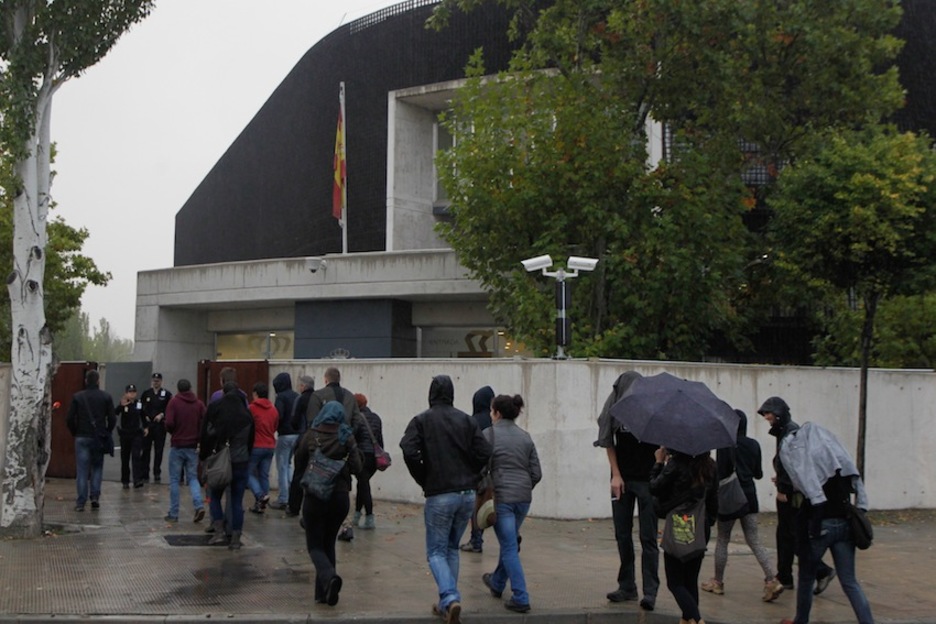 Gazteak, auzitegira sartzen. Bosnaka sartzeko agindua eman diete gaur eta epaiketa berandu hasi da. (NAIZ.INFO) Gazteak, auzitegira sartzen. Bosnaka sartzeko agindua eman diete gaur eta epaiketa berandu hasi da. (NAIZ.INFO)