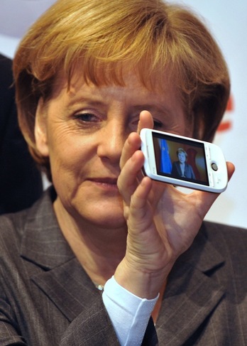 Angela Merkel exhibe un teléfono móvil, en una imagen de archivo. (John MACDOUGALL/AFP) 