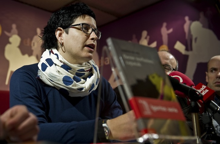 Kamiok 2012an aurkeztu zuen ‘Beste norbaiten zapatak’ bere lehenengo liburua. (Lander FDEZ. ARROYABE/ARGAZKI PRESS)