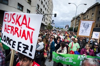 Iruñean LOMCE legearen aurkako manifestazio jendetsua egin dute. (Iñigo URIZ/ARGAZKI PRESS)