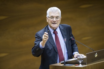 Koldo Amezketa, parlamentario de Bildu, durante el pleno de ayer jueves en la Cámara foral. (Iñigo URIZ / ARGAZKI PRESS)