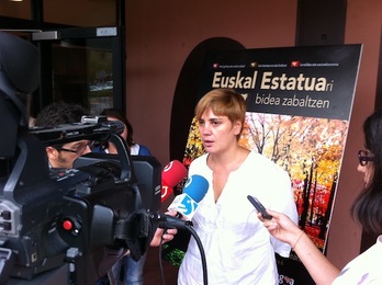 La secretaria general de LAB, Ainhoa Etxaide, atiende a los medios en Durango. (NAIZ.INFO)