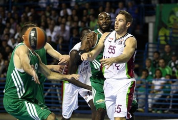 Un lance del encuentro entre el Panathinaikos y el Baskonia. (Sakis SAVIDES/AFP PHOTO)