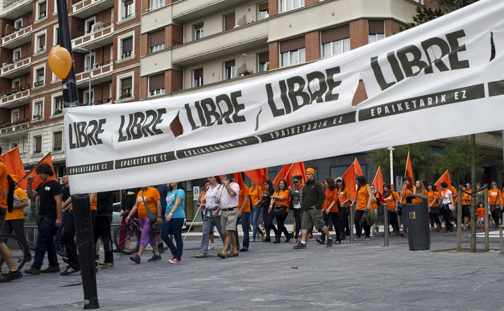 Donostian egindako ekimena makroepaiketak salatzeko. 8Juan Carlos RUIZ / ARGAZKI PRESS)