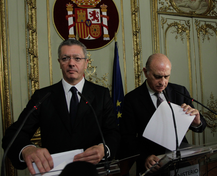 Gallardón junto al ministro español de Interior, Jorge Fernández Díaz, en su comparecencia para valorar el fallo sobre Inés del Río. (J. DANAE/ARGAZKI PRESS)