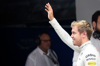 Vettel satisfecho tras conseguir la pole. (Roberto SCHMIDT / AFP)