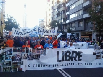Donostian egindako ekimena makroepaiketak salatzeko. 8Juan Carlos RUIZ / ARGAZKI PRESS)