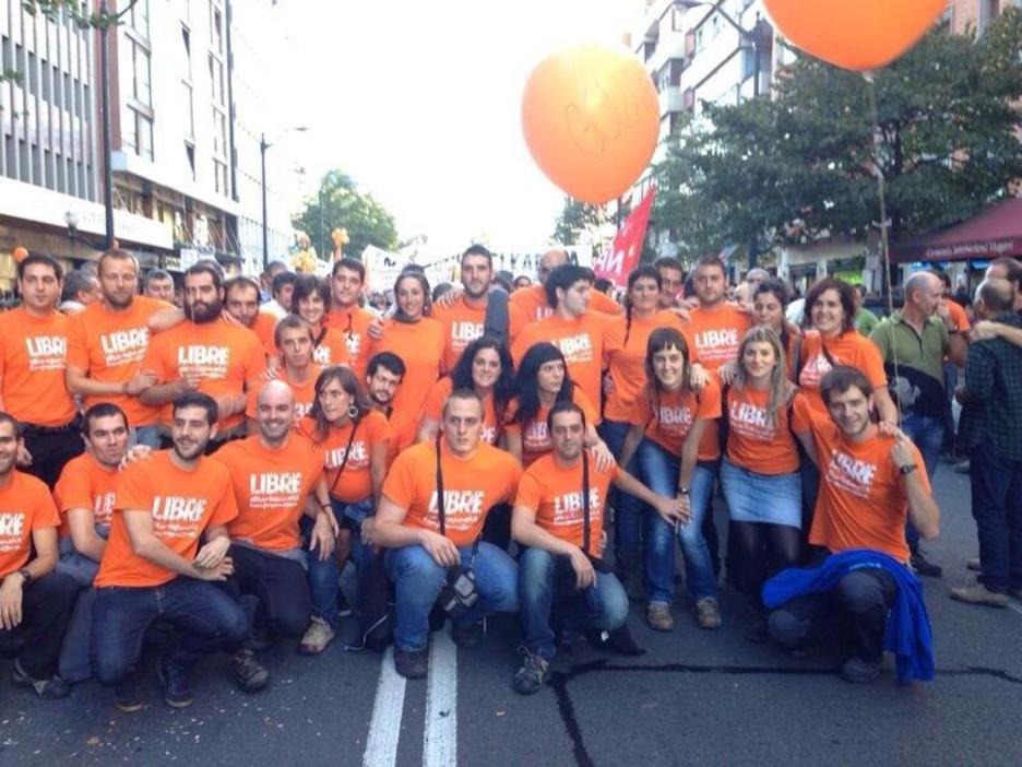 Idoya Iragorri eta Irati Mujika manfiestaziora batu diren unean, gainontzeko gazte auzipetuekin. (@irribarrez)