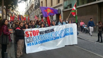 Cabecera de la manifestación convocada por la plataforma Libre de Madrid (@albertopradilla)