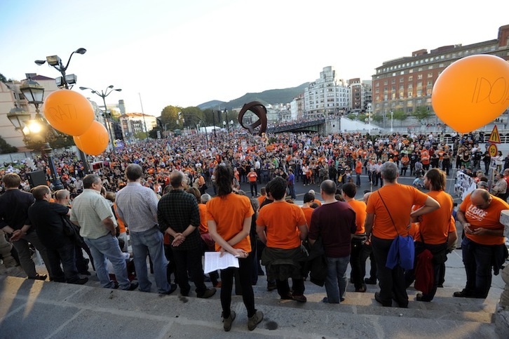 Imagen del final de la manifestación en el Ayuntamiento. (Marisol RAMIREZ / ARGAZKI PRESS)